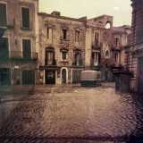 La prima si ebbe tra il 17 e il 18 novembre del 1954. In un�immagine vediamo ad esempio un furgoncino che, con le ruote totalmente immerse nell�acqua, � impantanato tra piazza del Ferrarese e piazza Mercantile